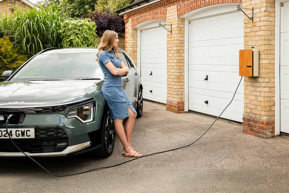 Auto eléctrico conectado a un cargador residencial